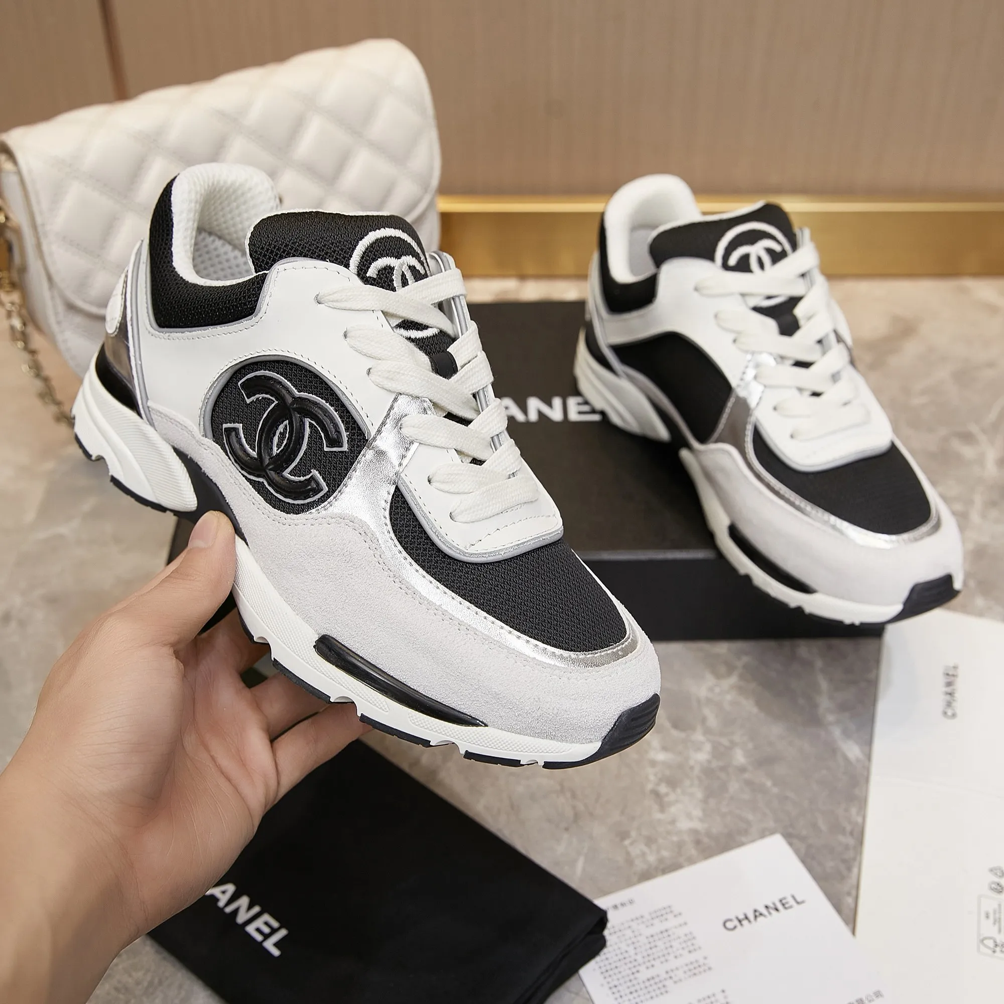 Men's shoes pP700! Chanel Chanel - 2024 counter top casual sneakers This classic design; the upper is embroidered with various techniques; the outsole is fashionable and sporty; the outsole is stylish and sporty; it incorporates a variety of color matching elements... The diversified mix and match is very good-looking and versatile, casual, fashionable, sports, and outdoor can be taken into account... ꫛꫀꪝ Go➫ Material: ❶Upper made of: original imported high silk cowhide suede + small fragrance fabric ❷Inner use: Original imported breathable sheepskin lining ❸ Outsole based on: Original TPU combination outsole Special counter boutique packaging complete set Women 35–41 Men 38-45